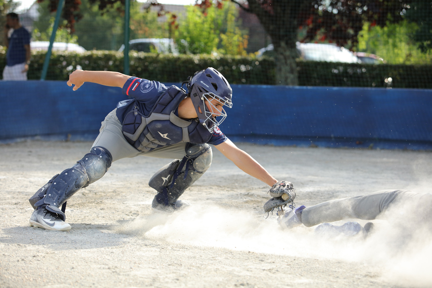 15U Lynx baseball Angoulême Alexandre PERU Catcher en action faisant un retrait au marbre